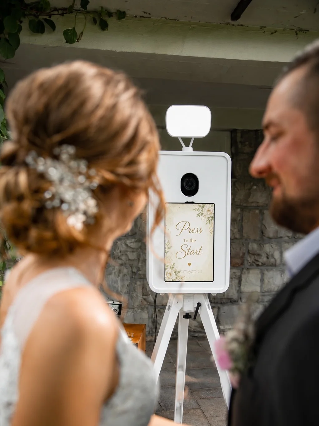 Presentación ilustrativa de una cabina de Photo Booth durante una boda