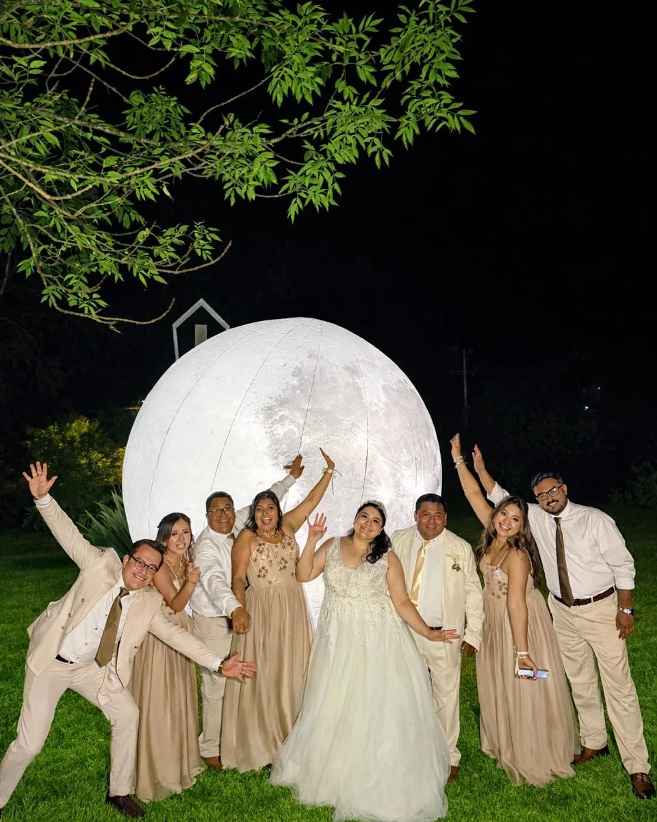 Invitados celebrando frente a la Luna Mágica