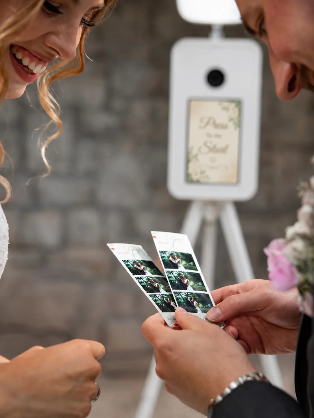 Invitados recibiendo una tira de fotografías