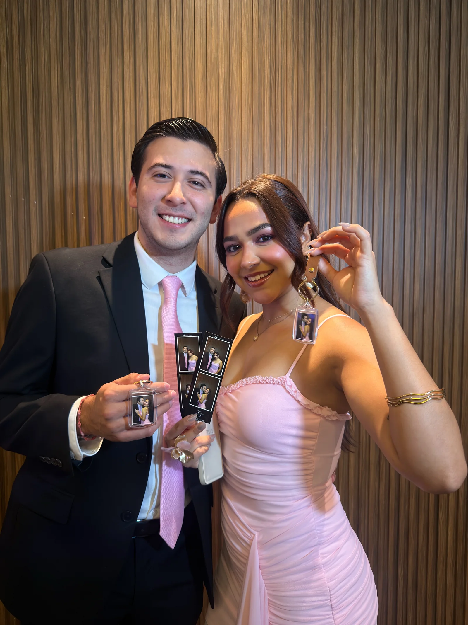 Invitados mostrando sus llaveros personalizados y fotografías