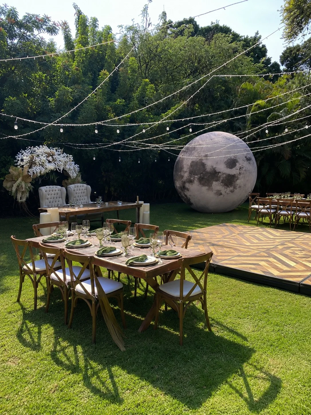 Vista amplia de la luna en un jardín preparado para una celebración